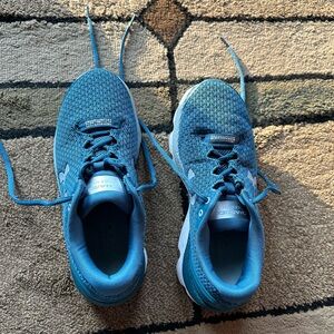 Women’s 8.5 Under Armour Sneakers